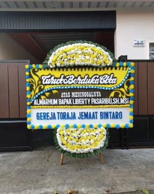 Papan Bunga Duka di Baya Biru