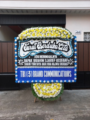 Papan Bunga Duka di Baya Biru